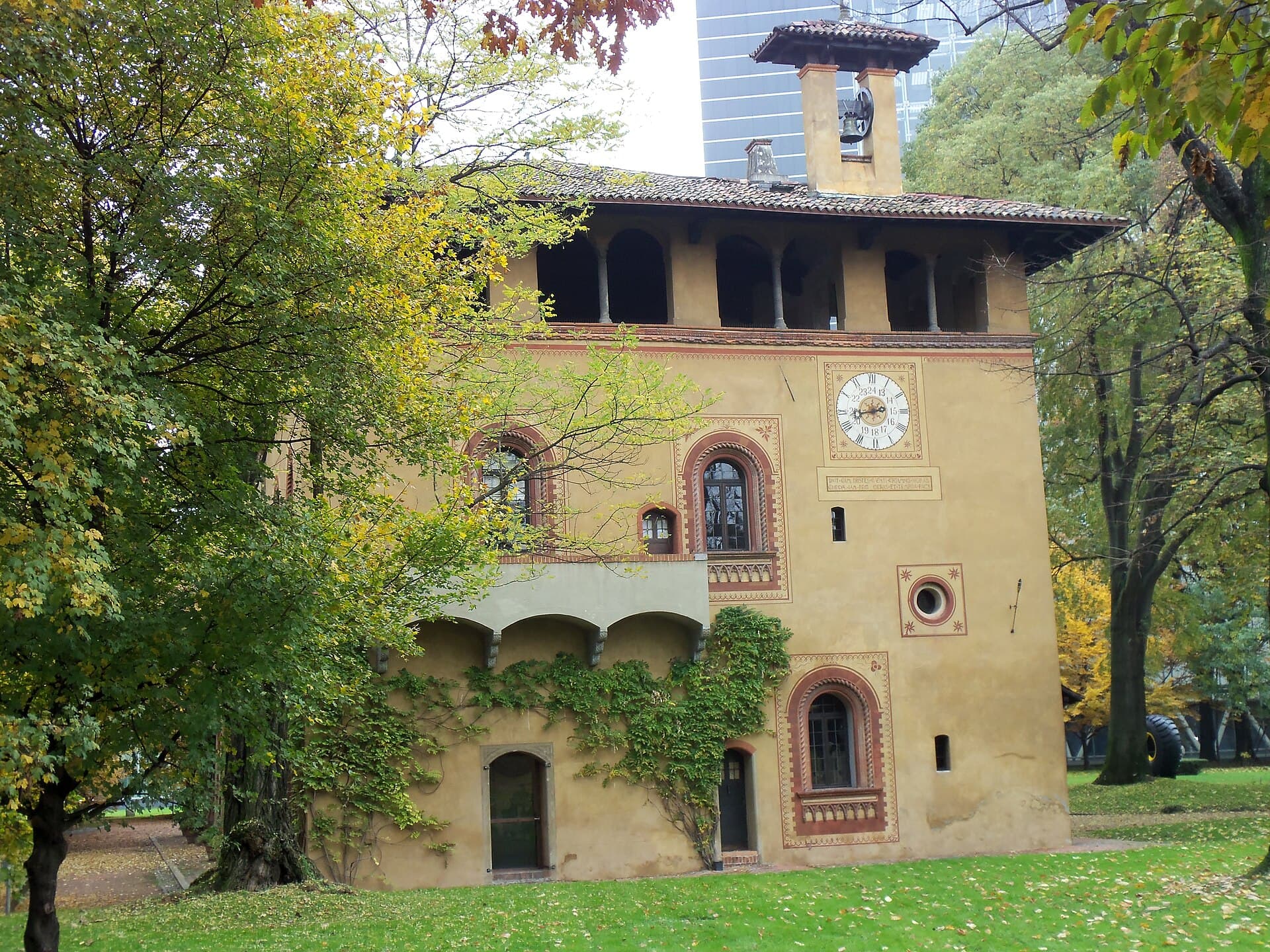 Il prato davanti alla Bicocca degli Arcimboldi, da nord.
