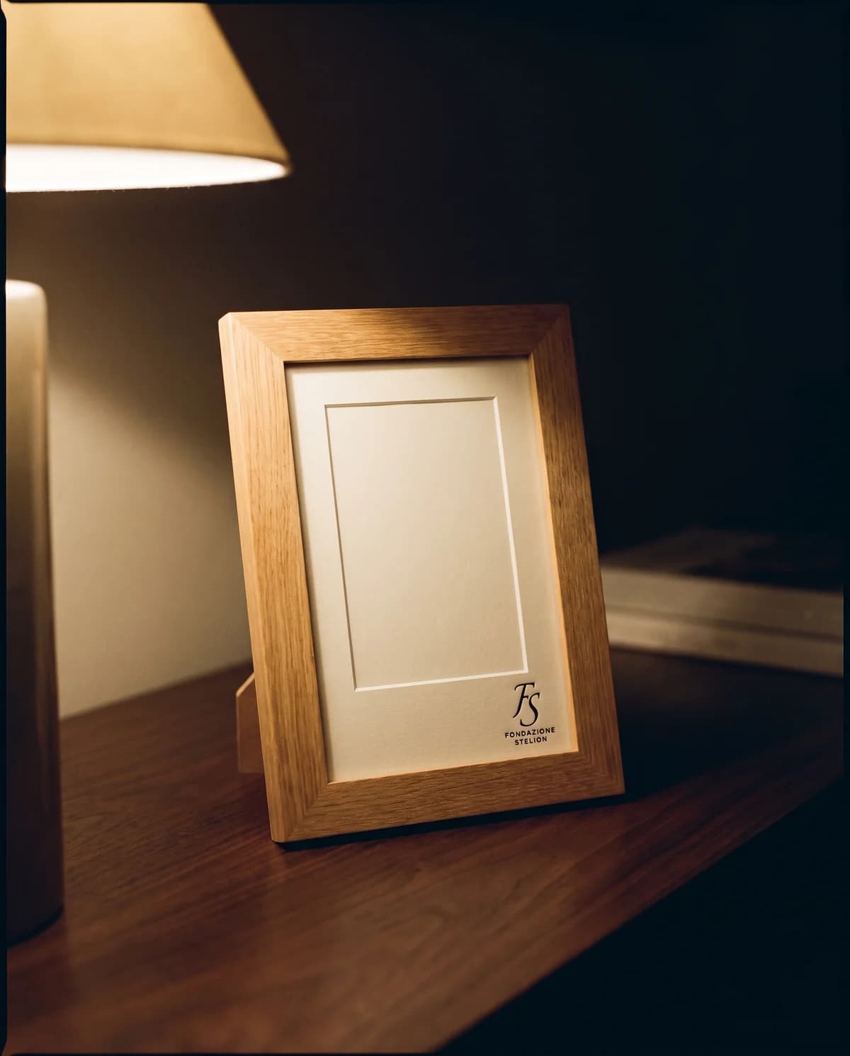 La cornice in rovere oliato con passe-partout color crema, vuota, in piedi.