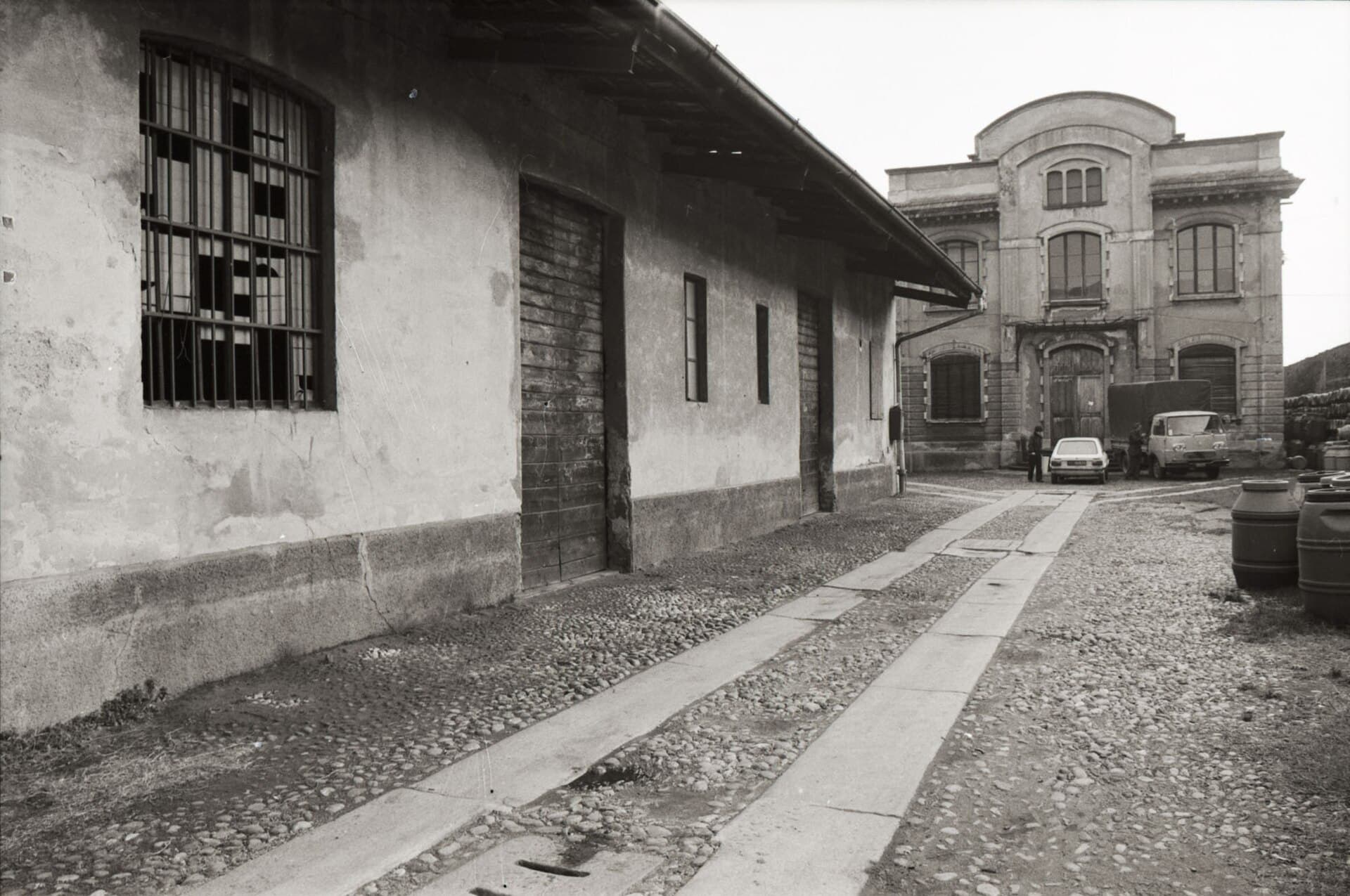 Il quartiere Isola di Milano in una fotografia di Paolo Monti, 1982.