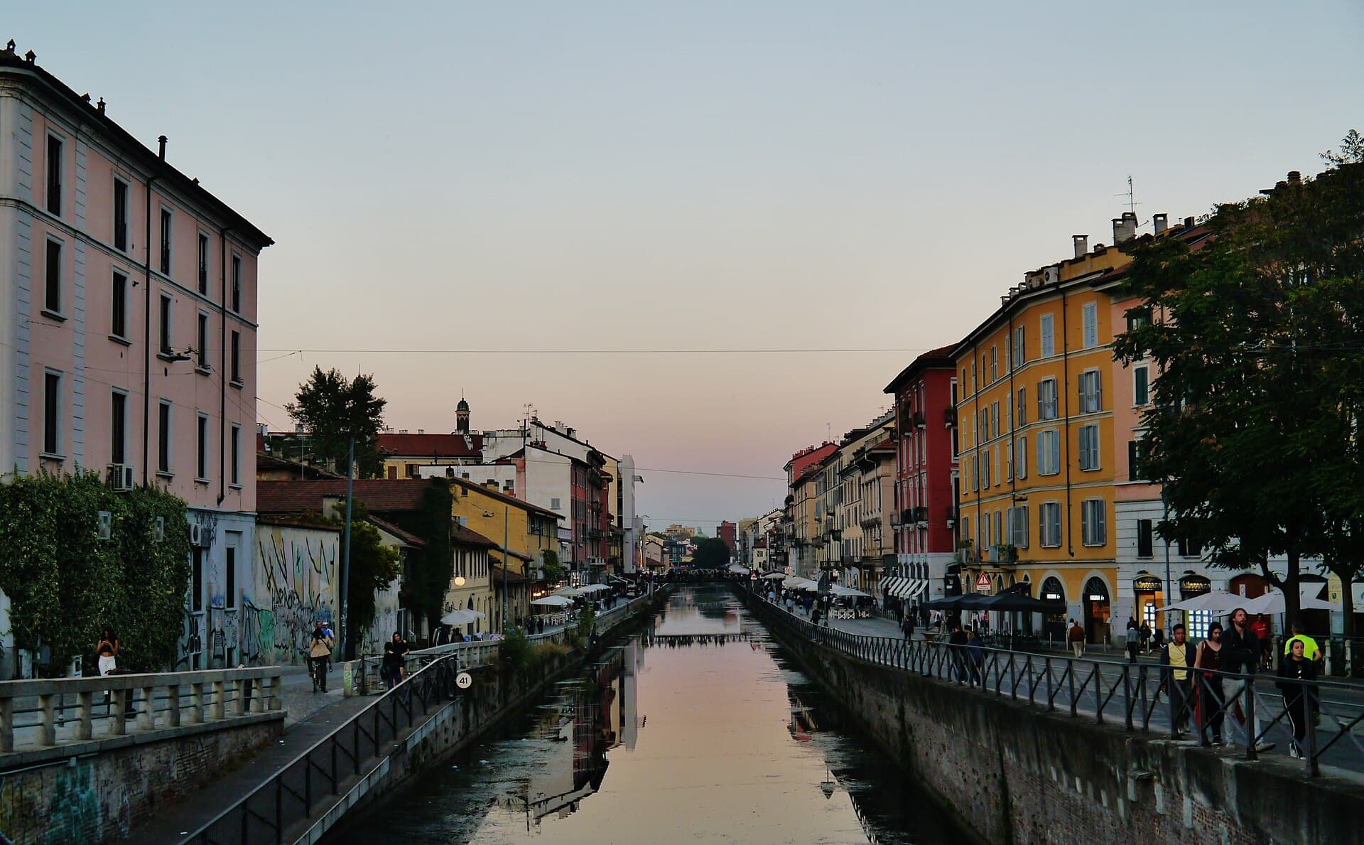Il Naviglio Grande a Milano, di sera.
